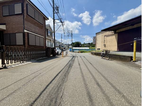 前面道路は広々としています。