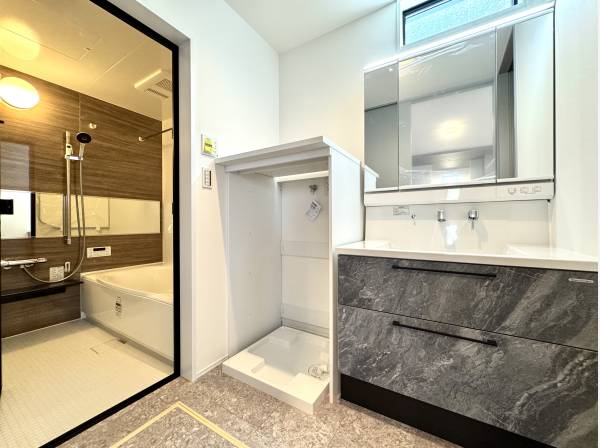 キッチンと統一感のあるサニタリー