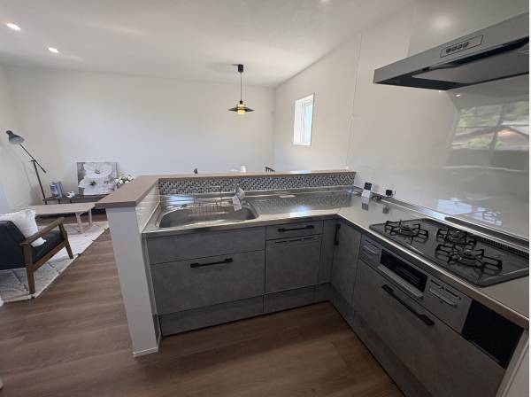 可愛くて使いやすいL字型のキッチンです。