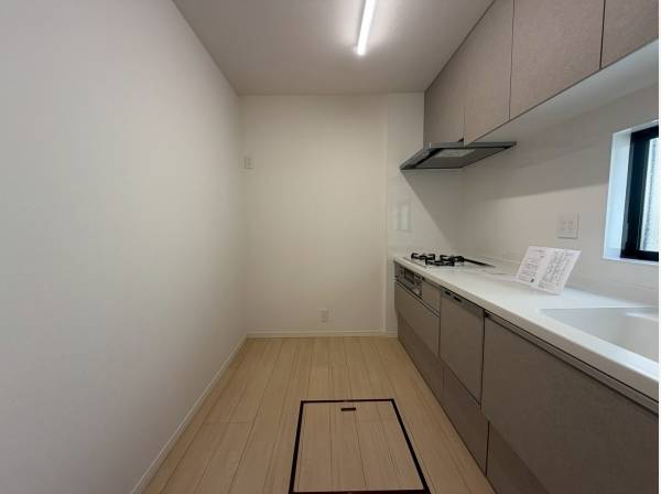 広々としたキッチンには床下収納もあり、背面も広々！