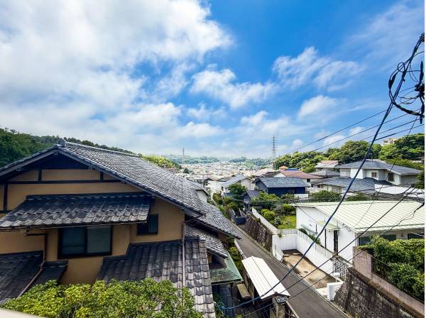 鎌倉の高台地ならではの緑豊かな眺望が魅力