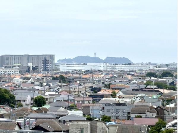 10階から望む江の島の景色が日常を彩ります。