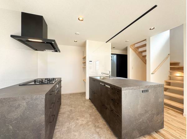 スケルトン階段やキッチン上部の抜け感が開放感を与えます