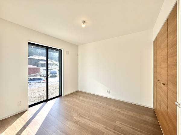 やさしい光が差し込む洋室。静かに過ごせる、落ち着きの一室。