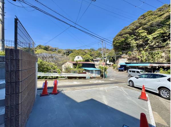 前面道路は交通量が少なく、安心して運転できます。