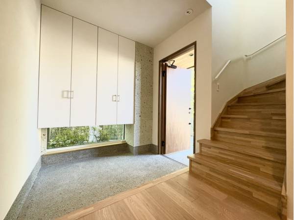 ゆったりとした広さの玄関エントランス