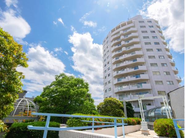 アプローチサイドには豊かな緑が寄り添います