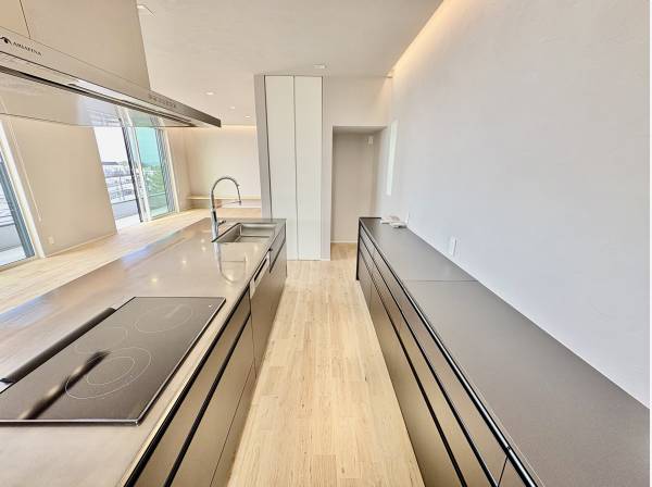 キッチンが本当に広いんです！！手入れがしやすいIHタイプのキッチン