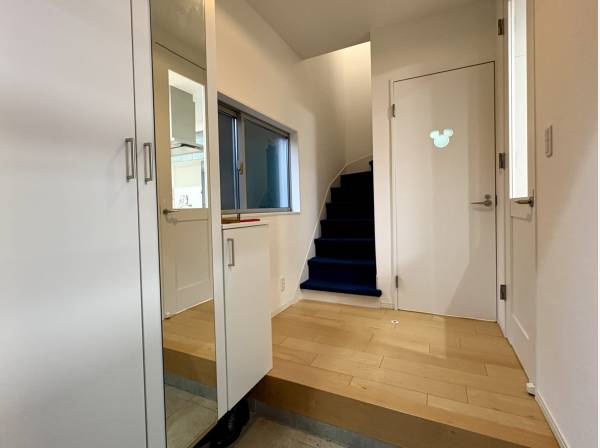 さりげない可愛らしさが光る玄関空間