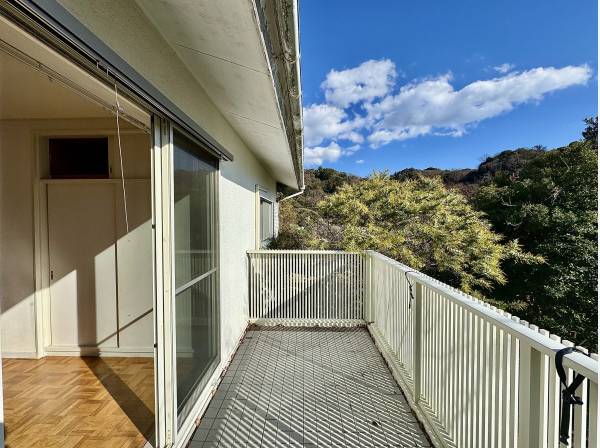 緑を望む、静かなバルコニー。空と森が、日常の背景に。