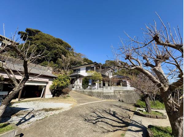 敷地面積約375坪のゆとりある邸宅です