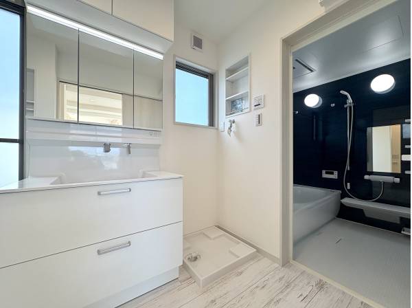 朝の支度も夜のリラックスもすっと整う明るさと落ち着きが同居する水回り