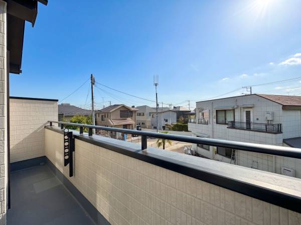 広いバルコニーは開放感があり陽光が差込む明るい空間です