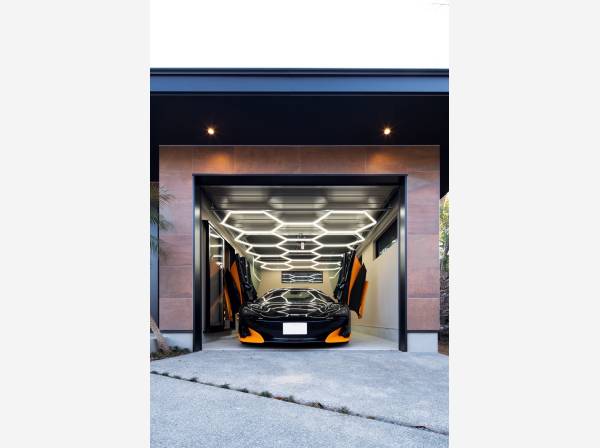 電動オーバースライダーが付いた約14帖のガレージ