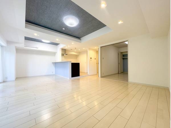 白を基調としたLDKのアクセントはデザイン性のある折り上げ天井