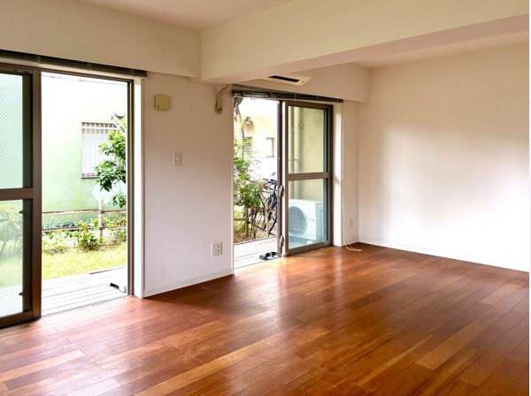 間口が広いリビング形状のため日当たり良し