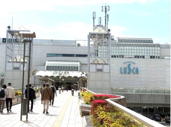 駅のコンコースからペデストリアンデッキを使う快適な通勤路