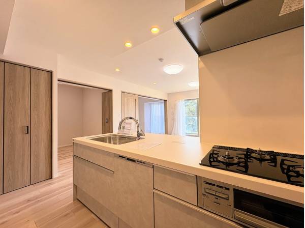 家族との会話が弾む対面式キッチン