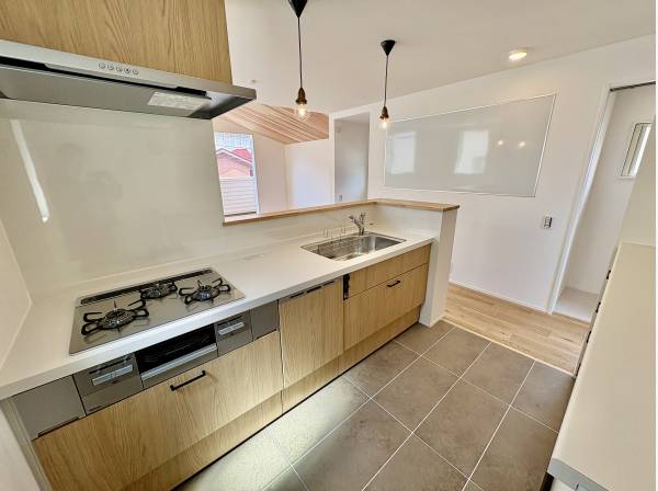 キッチンの床は汚れずらい磁器タイルを使用！