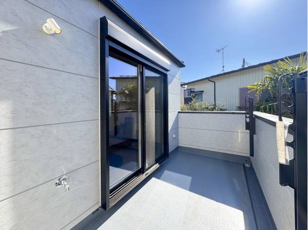 リビングから行き来可能なバルコニーは奥行きたっぷり