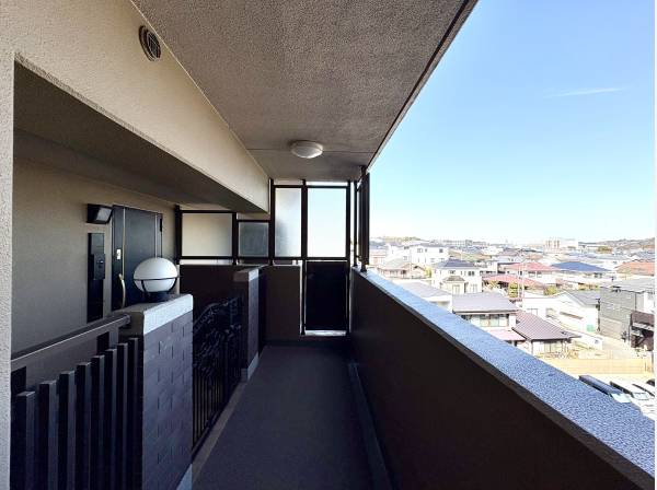 角部屋のためプライバシーの守られた玄関ポーチ