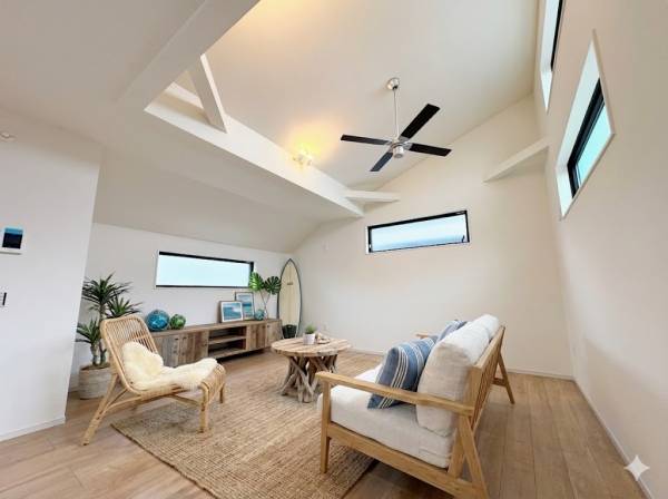 勾配天井で開放的な空間（家具はイメージです）