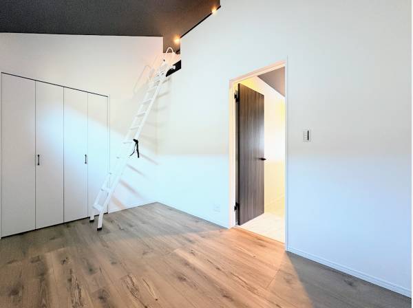 ロフト付きの洋室