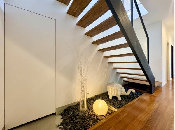 階段下のこちらの隠し扉を開くと、
何とガレージに繋がります！