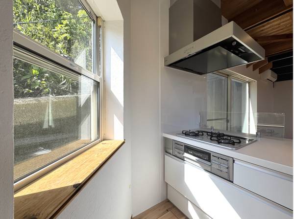 光が差し込む窓辺で、料理時間も心地よく整うキッチン空間。