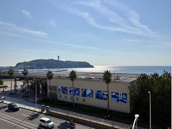 お部屋からは海や江の島を望むことができます