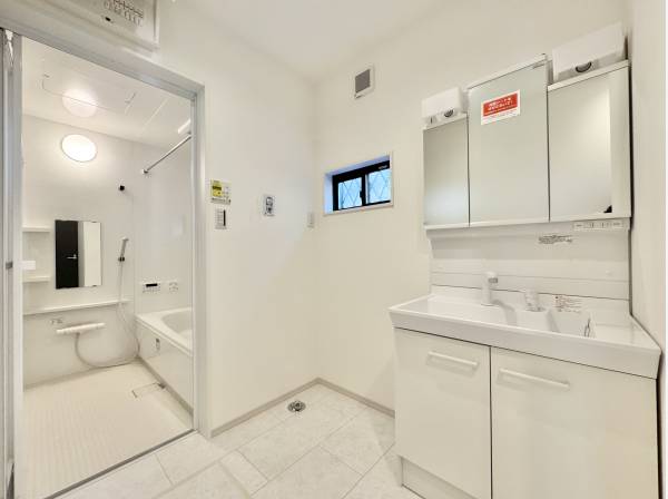 白で統一された清潔感あふれる水まわり