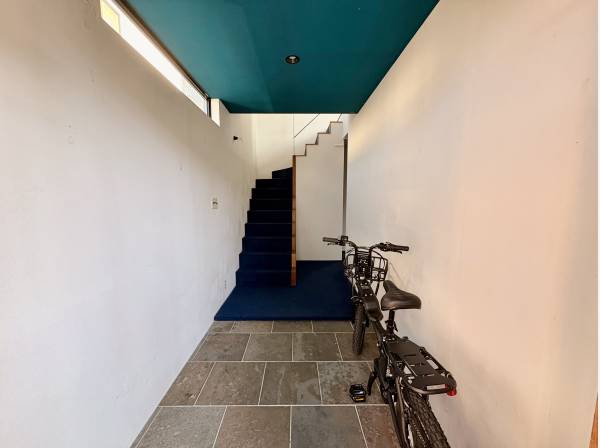 ボードや自転車も置ける、広々とした土間玄関