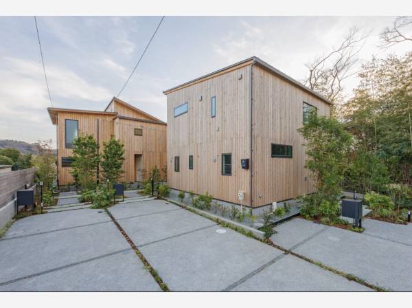 木の箱が並ぶ、静かな街並み。