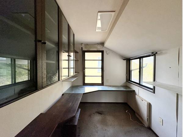 書斎、収納付きで集中できる空間です