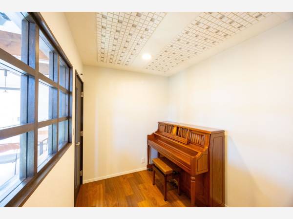 趣味の音楽を楽しめる防音室は圧迫感を軽減した最高窓付きでした！