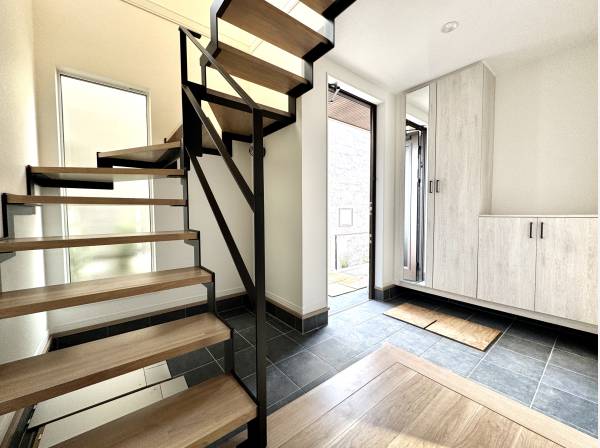 アイアンの階段が玄関ホールをおしゃれに演出