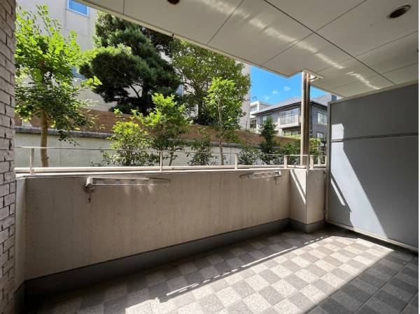 大型のバルコニーから緑を望む借景がございます