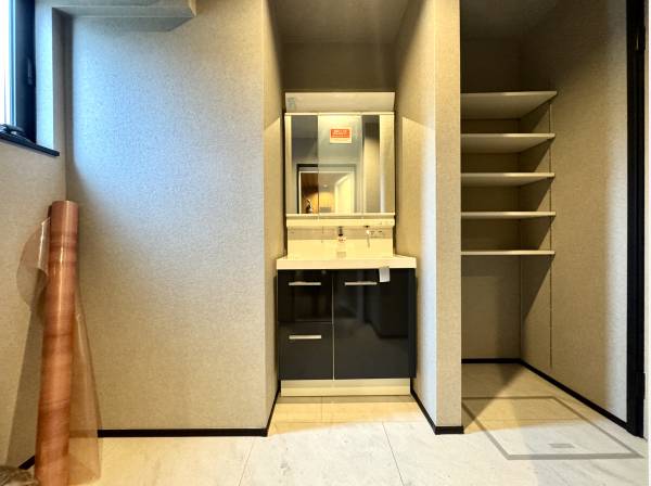 サニタリーもサイズを確保しており収納も確保