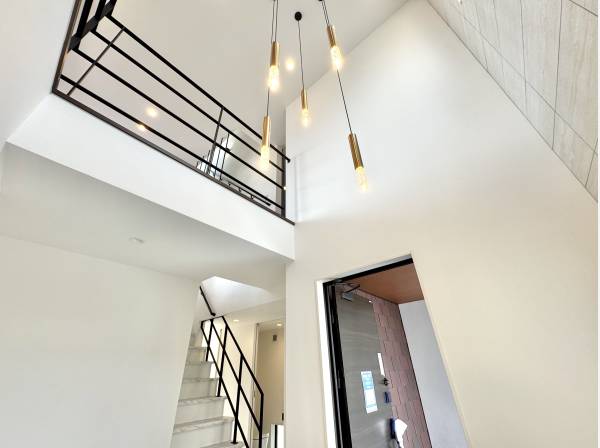 吹き抜けと光が迎える、開放感あふれるエントランス空間。