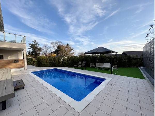 7m×3mのプールとBBQが出来るガゼボを完備