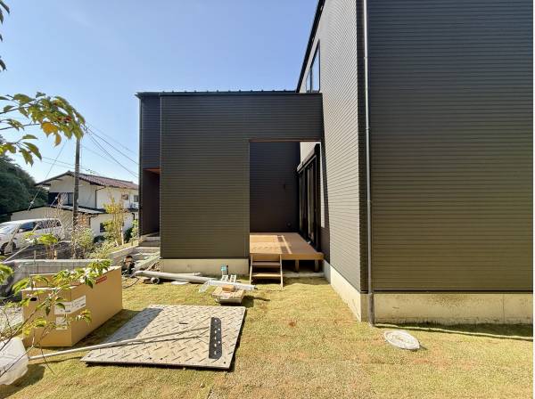 ウッドテラスからお庭へ出入りできます