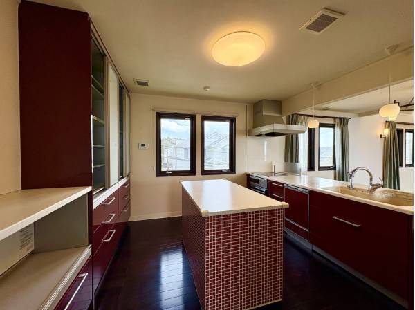 キッチンスペースには大型収納が備わります！