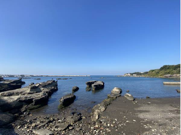 目の前の岸辺でBBQなども出来そうです。