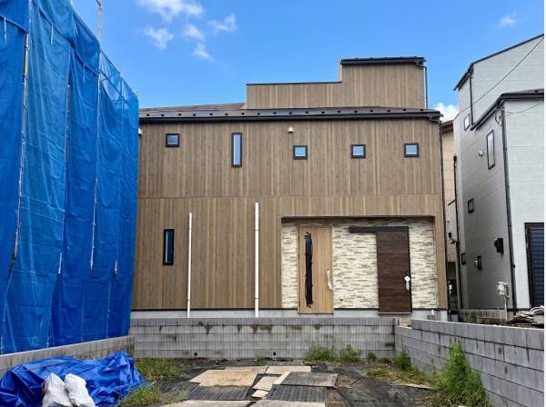 湘南の空に映える木目調の外観 便利な外部収納を備えています
