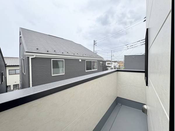 2階にバルコニーを2ヶ所あります