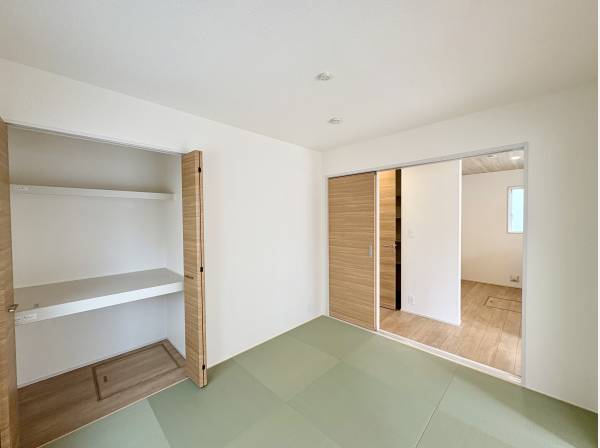 畳を敷いまったりくつろげる洋室