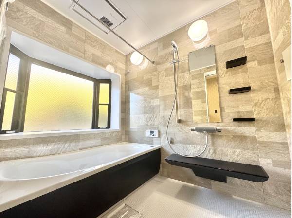 一日の終わりに深呼吸。窓付きバスルームで光とともに整う時間。