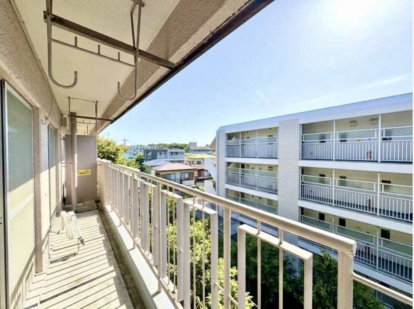 バルコニーは2部屋から出入りできるワイドタイプ！