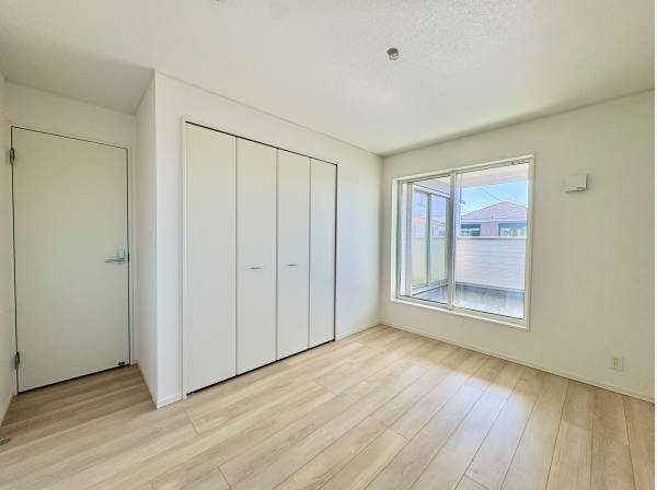 居室には収納が完備されております。