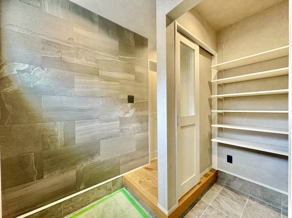 玄関に入ると大きなシューズインクロークがございます。